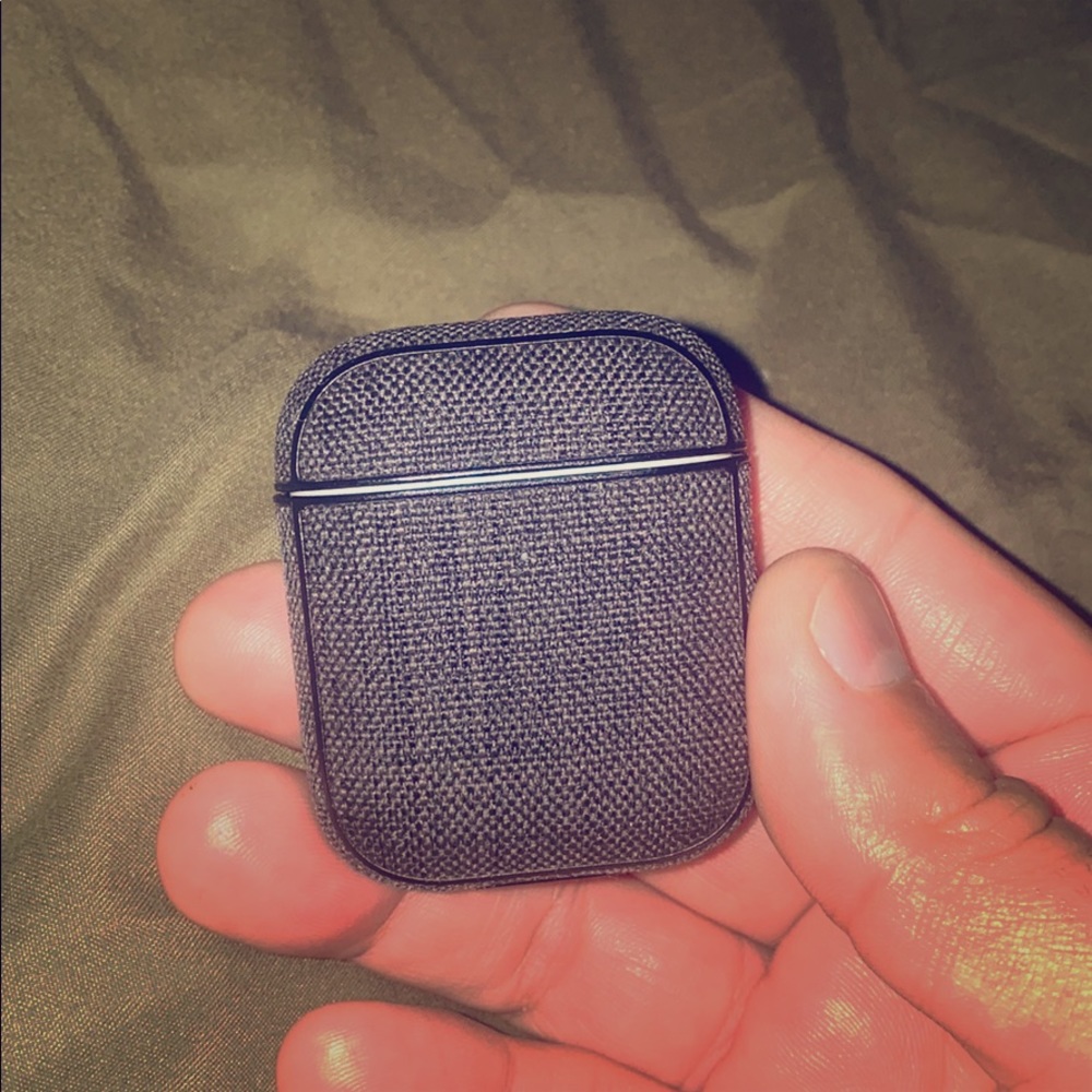 APPLE AIR PODS LIKE NEW WITH CHARGING CASE